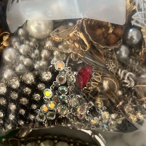 1 LB JEWELRY lots gold silver pearls rhinestone! Mostly wearable. - Picture 4 of 6